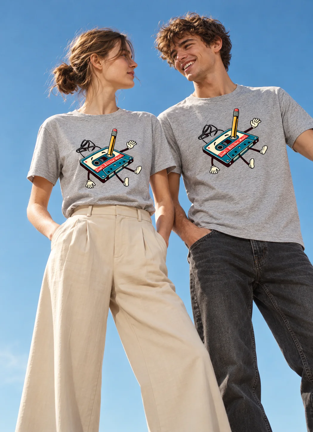 Dos modelos con camisetas FRIKING del diseño del cassette, al aire libre